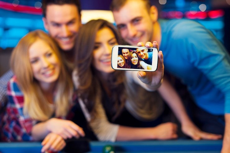 Tampilan permainan kartu live-dealer di pokervqq dengan dealer langsung